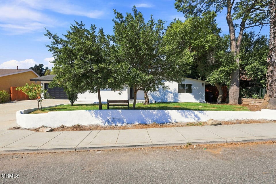 975 East Avenida De Los Arboles